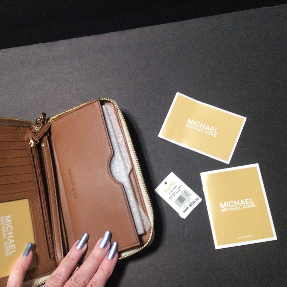 Michael Kors Vanilla Leather Wallet/Clutch - Picture 7 of 8
